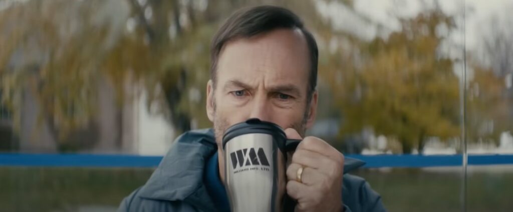 映画『Mr.ノーバディ』公式X投稿画像(コーヒーを飲むシーン)