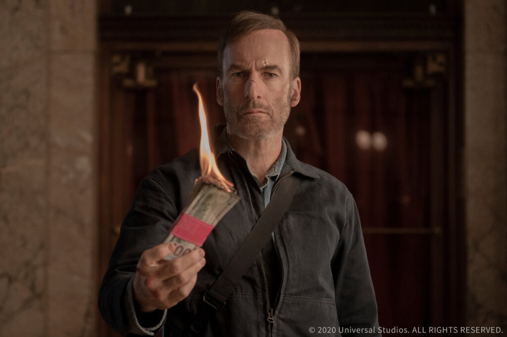 映画『Mr.ノーバディ』公式X投稿画像(札束を燃やすシーン)