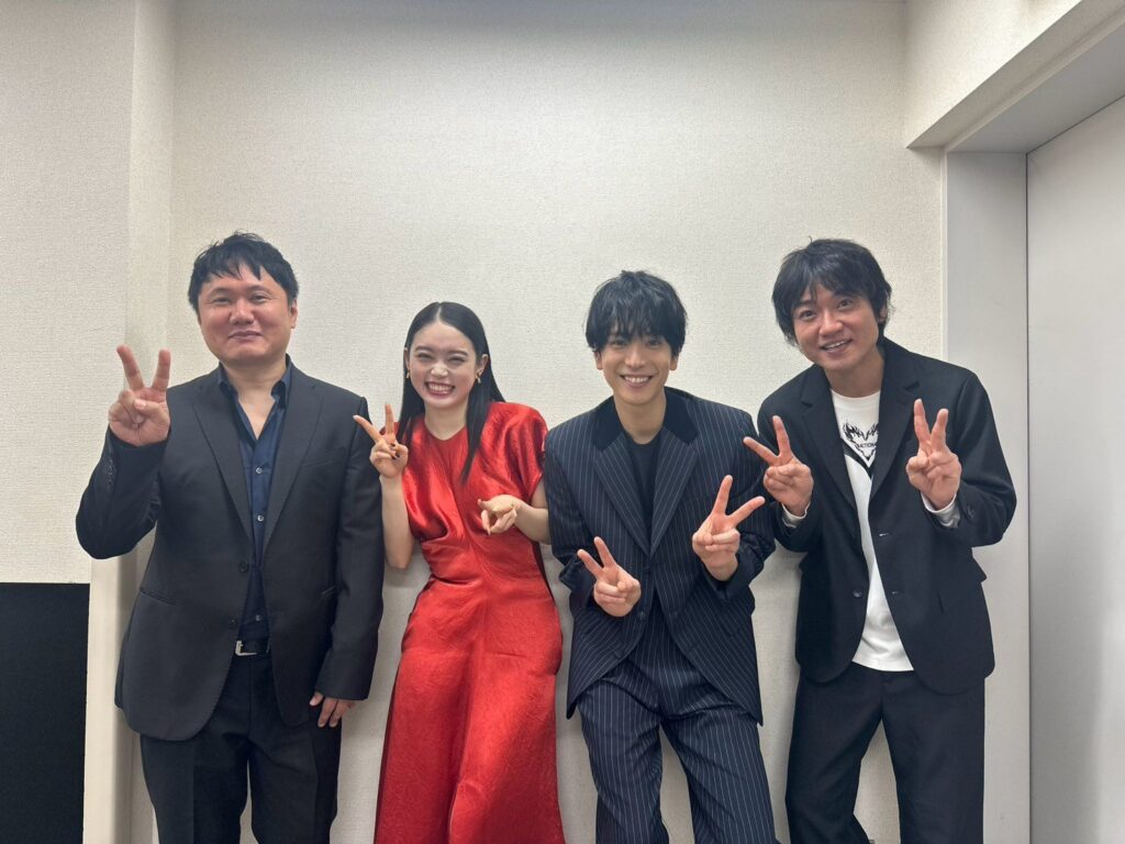 映画「ゴーストキラー」公式X投稿画像（監督＆キャスト）